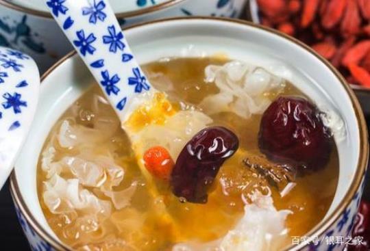 银耳莲子百合红枣汤的简单做法