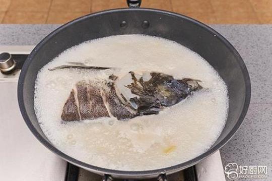 草菇鱼头汤的做法