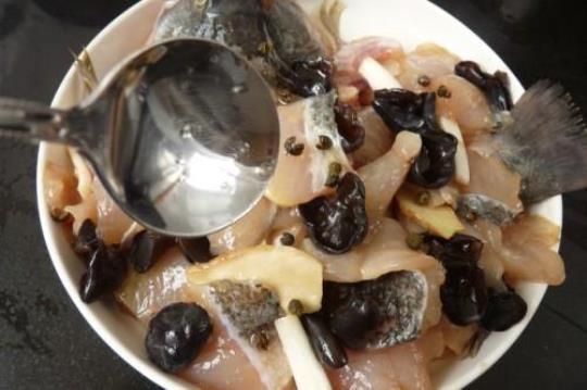 木耳鲈鱼汤的做法是什么