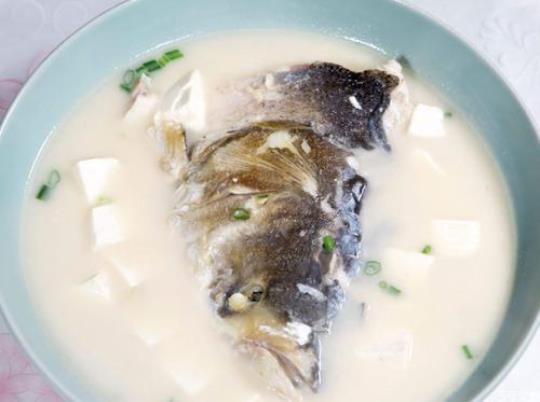 咳嗽可以吃鱼头豆腐汤