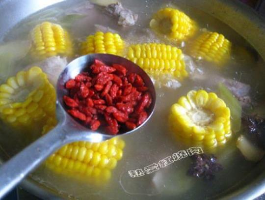 玉米地瓜枸杞汤的做法