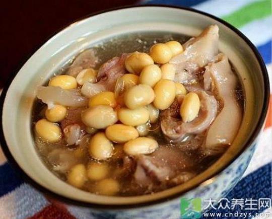 红枣黄豆猪蹄汤的做法