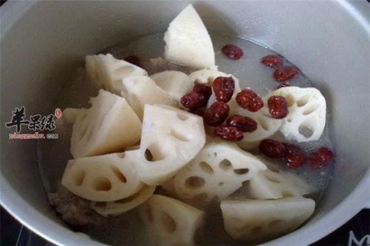 莲藕红枣猪骨汤的做法