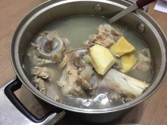 美味竹笋骨头汤的做法