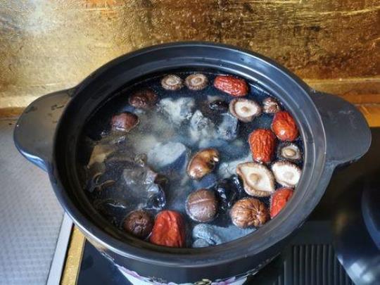 乌鸡红枣香菇汤的做法