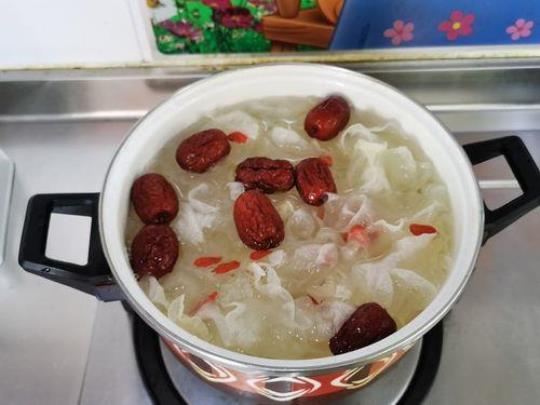 白木耳红枣枸杞汤的做法