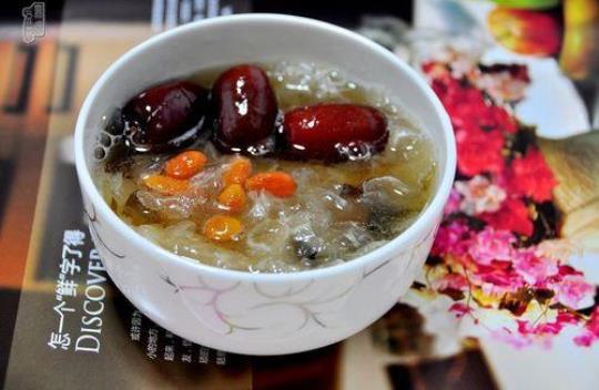 银耳红枣枸杞百合汤要怎么做呢？