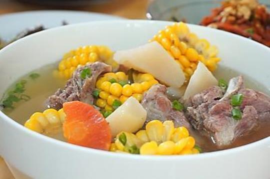 玉米萝卜龙骨汤的做法