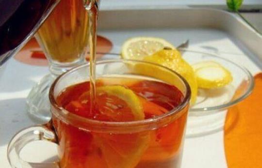 柠檬片红茶泡水的功效是什么