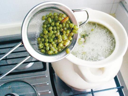 电饭锅煮绿豆汤的方法