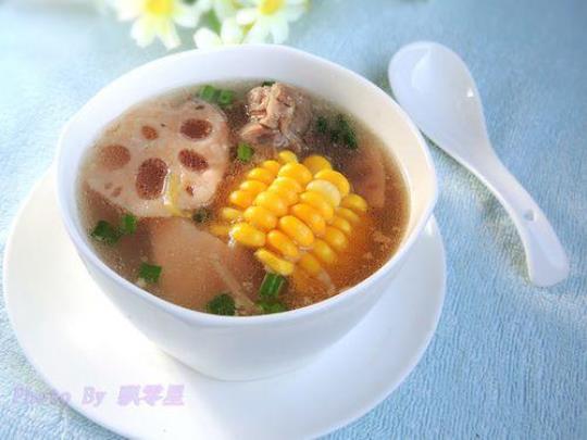 猪脚莲藕玉米汤的做法 你也可以变成美食家！