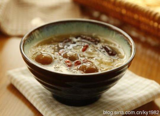 红枣银耳莲子桂圆汤的做法