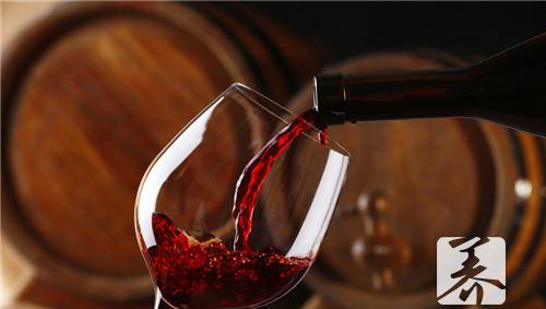 红葡萄酒的功效与作用 红葡萄酒和干红葡萄酒有什么区别