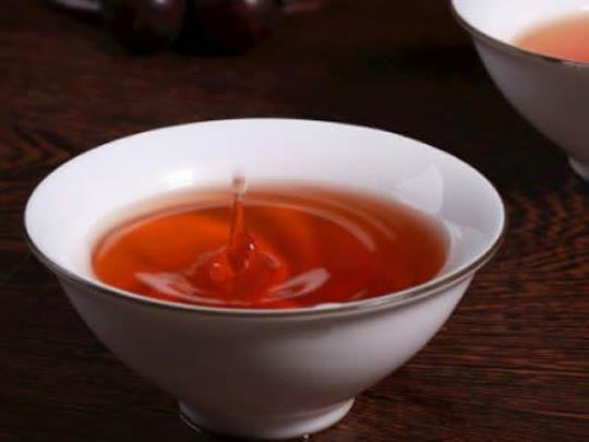 晚上喝红茶好还是绿茶好呢？
