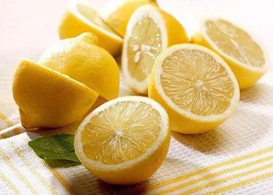 柠檬片泡水的副作用 柠檬泡水喝有什么作用与功效