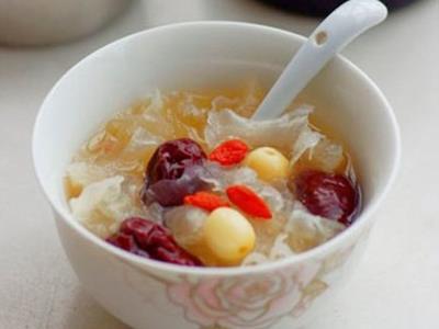 银耳莲子汤的功效与作用-喝银耳莲子汤有什么好处