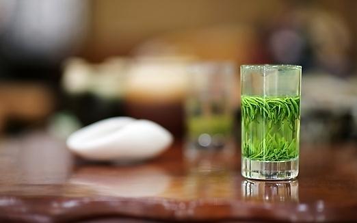 夏季喝绿茶可以清热-峨眉竹叶青的功效