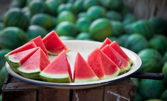夏日吃西瓜的好处 夏季吃西瓜的禁忌人群