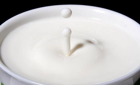 牛奶喝法不对会让健康大打折扣 应当因人而异适度适量
