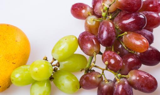 葡萄搭配其它水果做成综合果汁，风味更独特