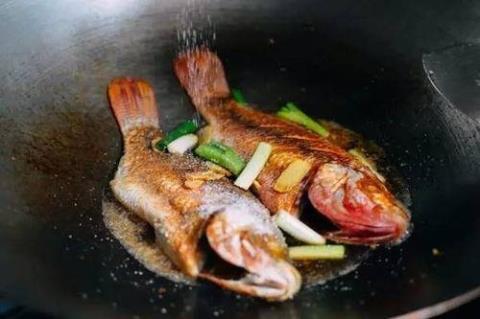 煎鱼不粘锅的方法 煎鱼怎么不粘锅不掉皮